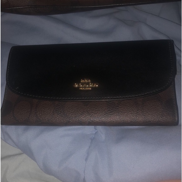 Medium Coach purse comes with matching wallet - Picture 4 of 6
